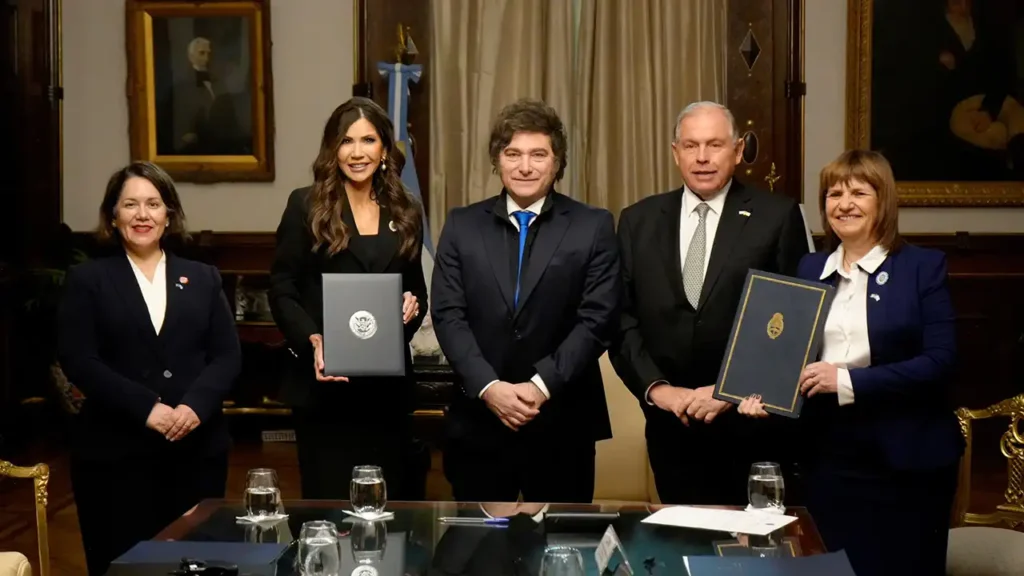 Presidente Milei reunido con Kristi Noem