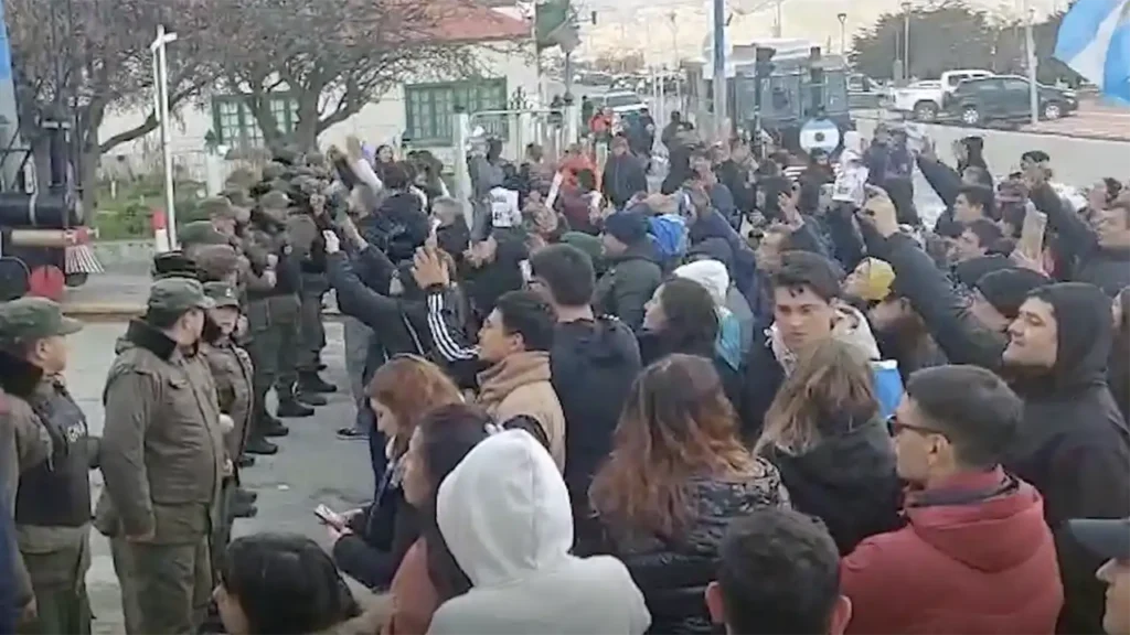 Militantes K insultando
