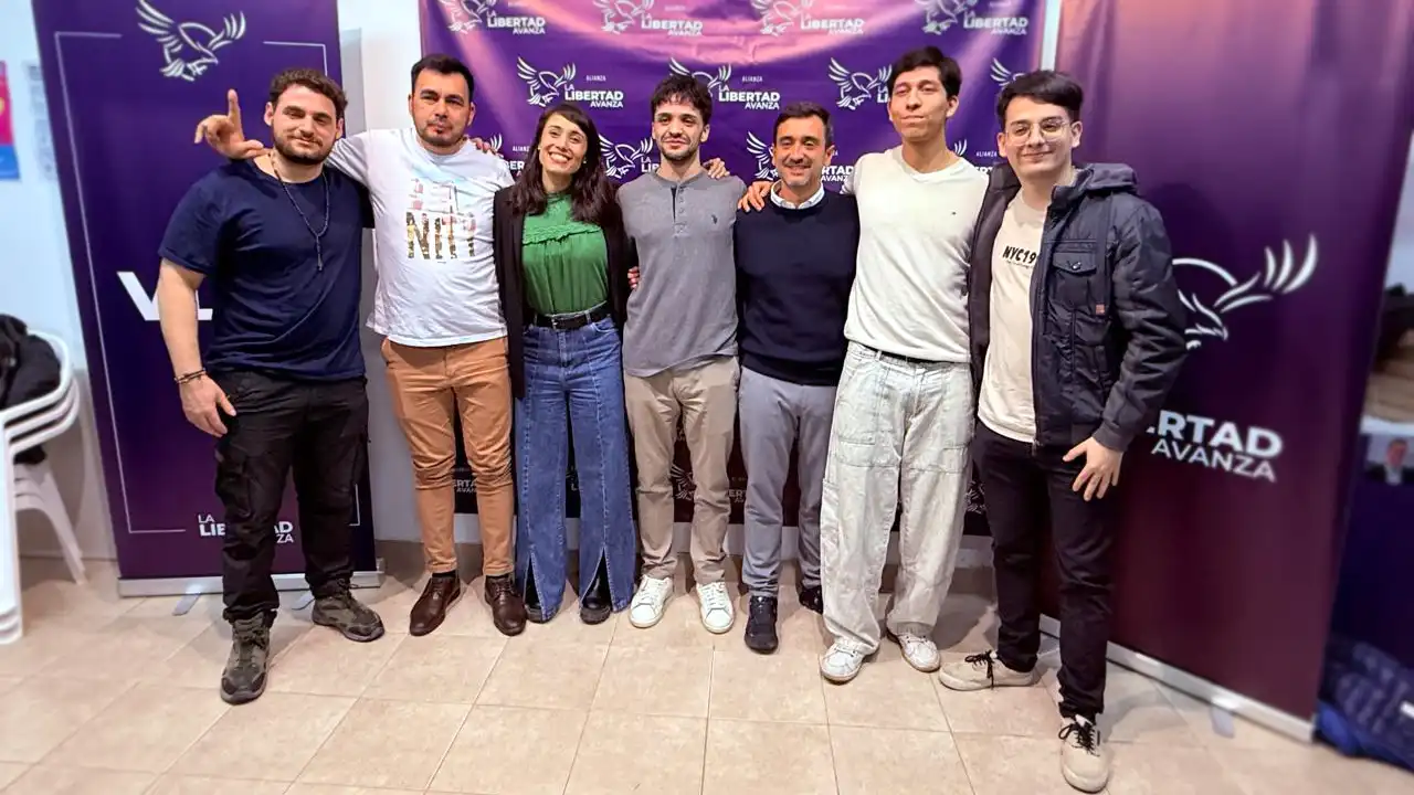 Agustín Coto con jóvenes de Tierra del Fuego